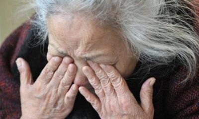 anziana con le mani in faccia dopo il furto in casa a Genzano