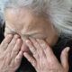 anziana con le mani in faccia dopo il furto in casa a Genzano