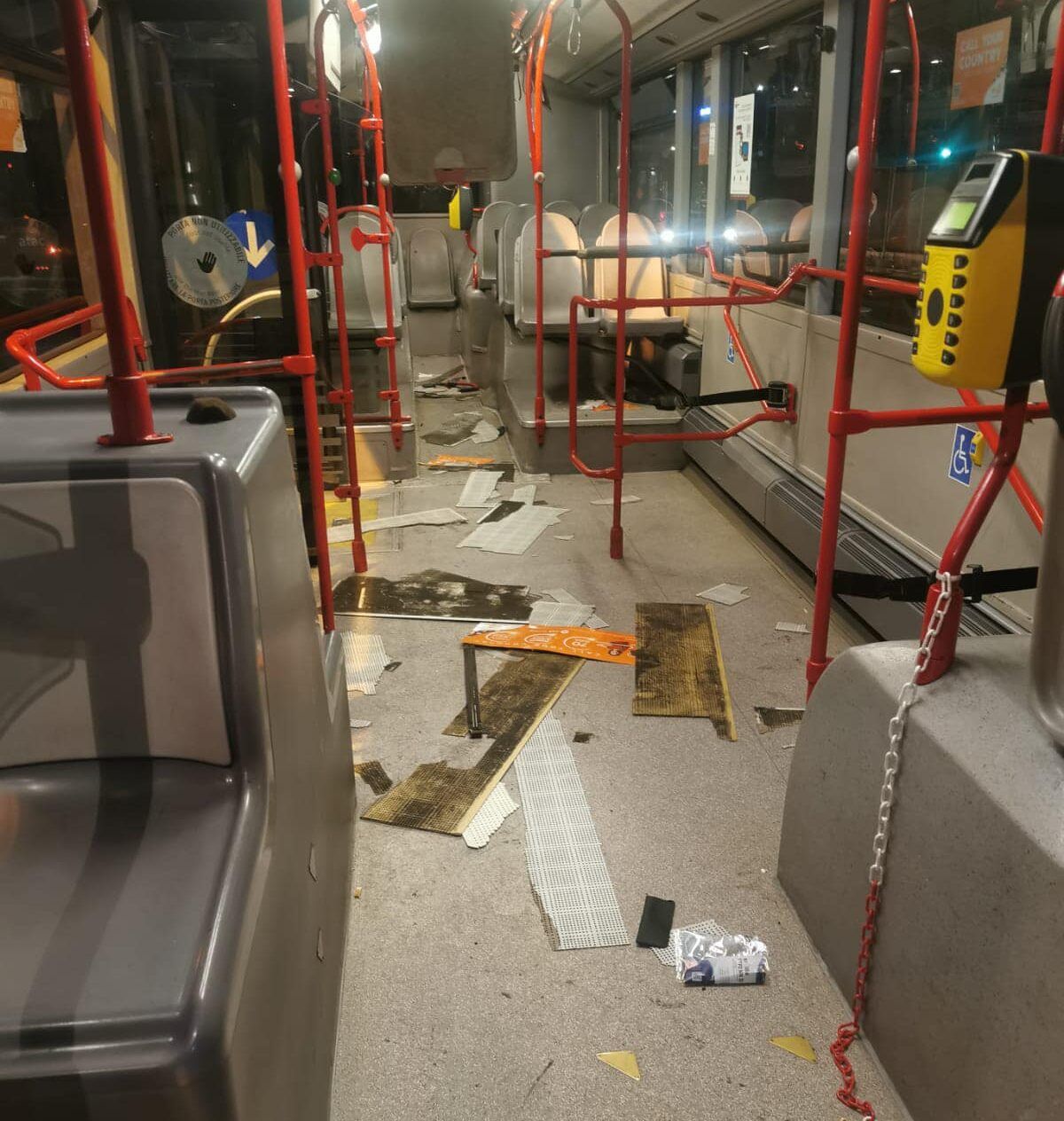 Bus Atac distrutto dai tifosi del Vitesse