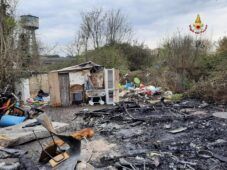 Incendio nel campo rom a Roma