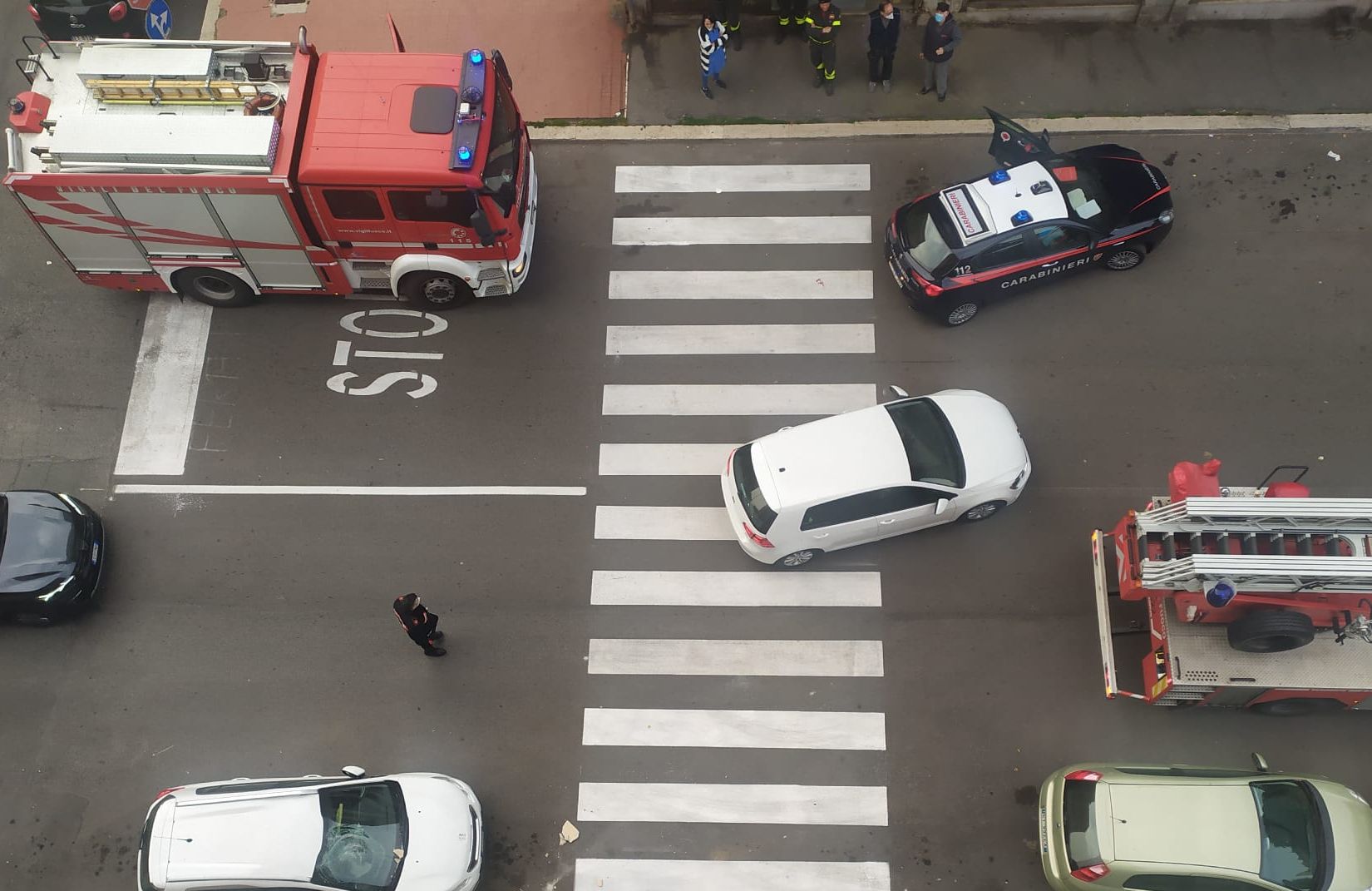 Intonaco caduto a pomezia su un'auto parcheggiata