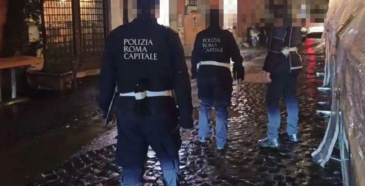 foto censurata della polizia locale a Roma tre agenti sono accusati di corruzione