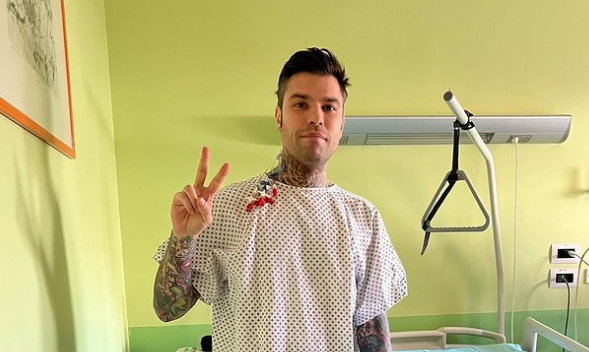Fedez ha un tumore al pancreas ed è stato operato, il post su Instagram
