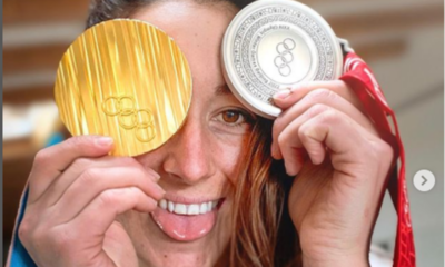 Sofia Goggia con le medaglie d'oro e d'argento