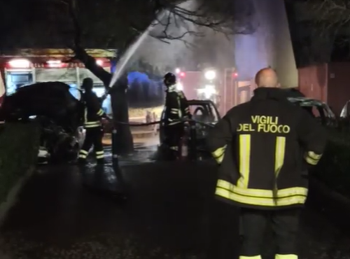 Vigili del Fuoco in azione per spegnere l'incendio alle auto in zona Fonte Meravigliosa