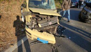 Macchina distrutta dopo l'incidente frontale sulla Via Appia oggi 24 marzo 2022