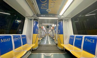 Ucraina, un treno per la pace: la metro A di Roma si colora di giallo e blu (FOTO)