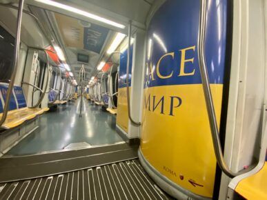 Ucraina, un treno per la pace: la metro A di Roma si colora di giallo e blu (FOTO)