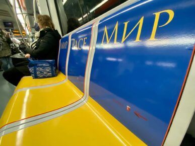 Ucraina, un treno per la pace: la metro A di Roma si colora di giallo e blu (FOTO)
