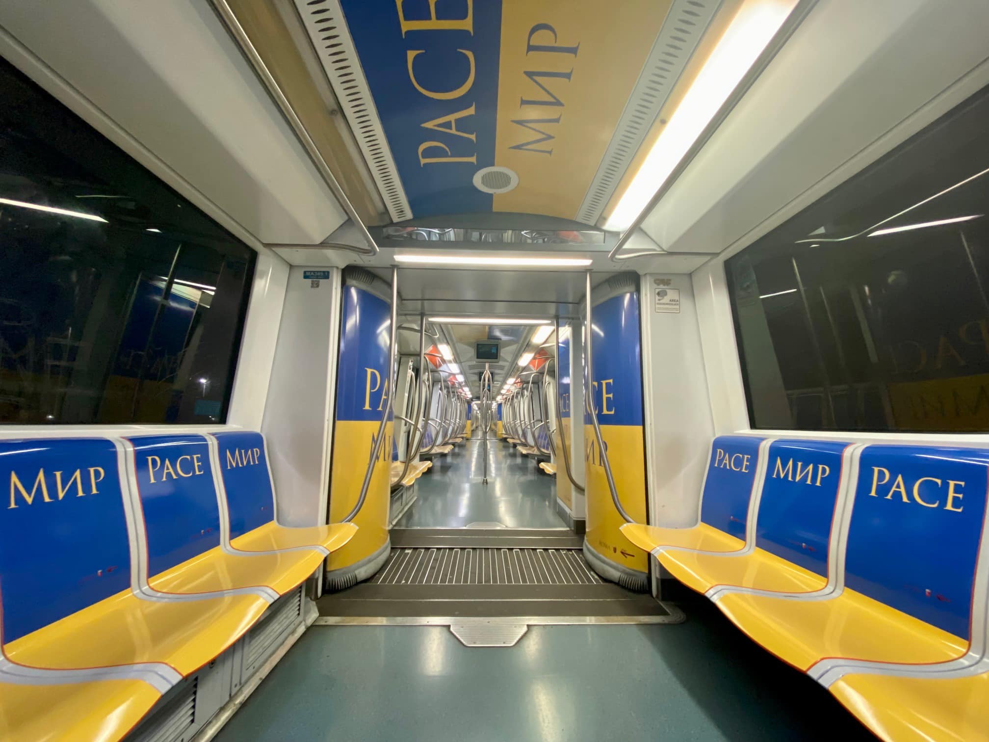 Ucraina, un treno per la pace: la metro A di Roma si colora di giallo e blu (FOTO)