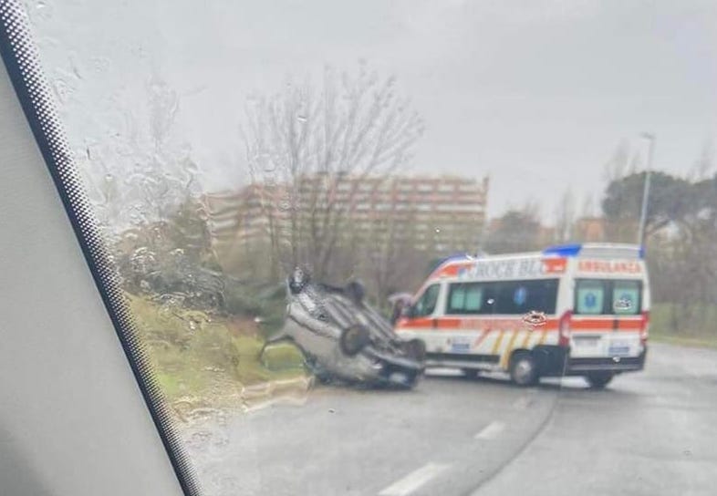 Roma, si ribalta in mezzo alla strada di primo mattino