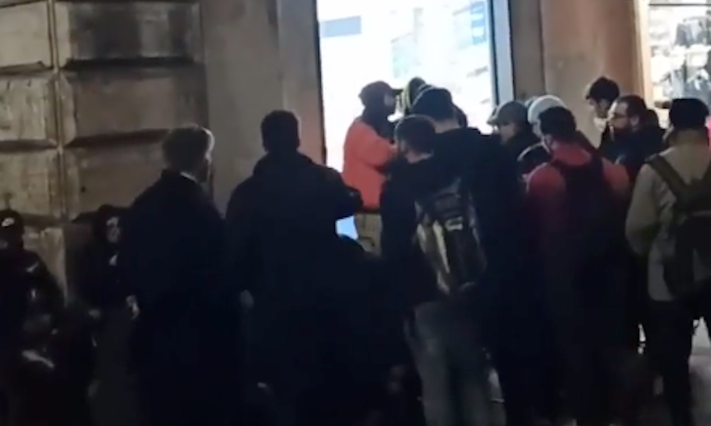 Roma, tutta la notte in fila per il nuovo Swatch: store svaligiati e  orologi rivenduti a 7 volte il loro valore