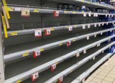 Supermercati, presi d'assalto per pasta e farina: scaffali già vuoti