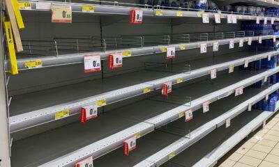 Supermercati, presi d'assalto per pasta e farina: scaffali già vuoti
