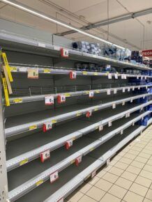 Supermercati, presi d'assalto per pasta e farina: scaffali già vuoti