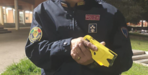 Taser usato a Fiumicino per placare un uomo non collaborativo