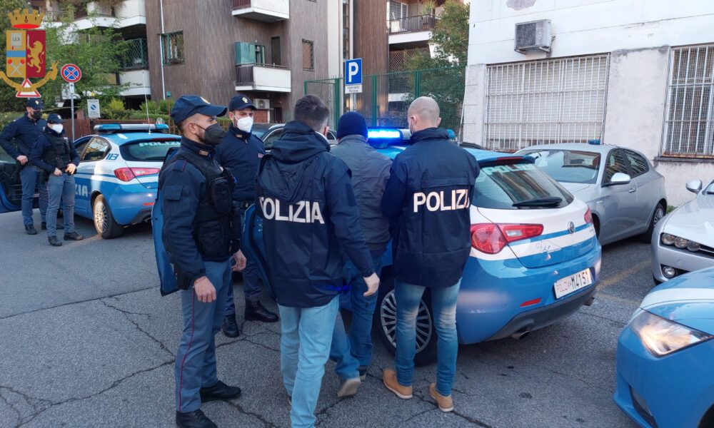 Roma, spesa “gratis” al supermercato, poi l’aggressione e le minacce ai Poliziotti: due agenti feriti Roma, spesa “gratis” al supermercato, poi l’aggressione e le minacce ai Poliziotti: due agenti feriti