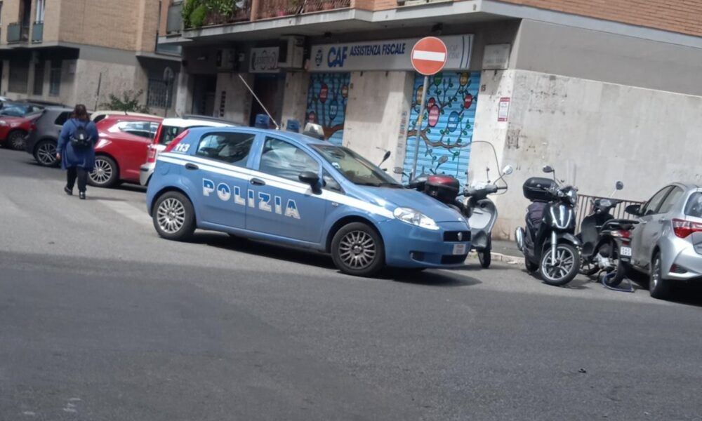 Auto polizia Casal Bruciato - donna massacrata di botte da finti tecnici italgas