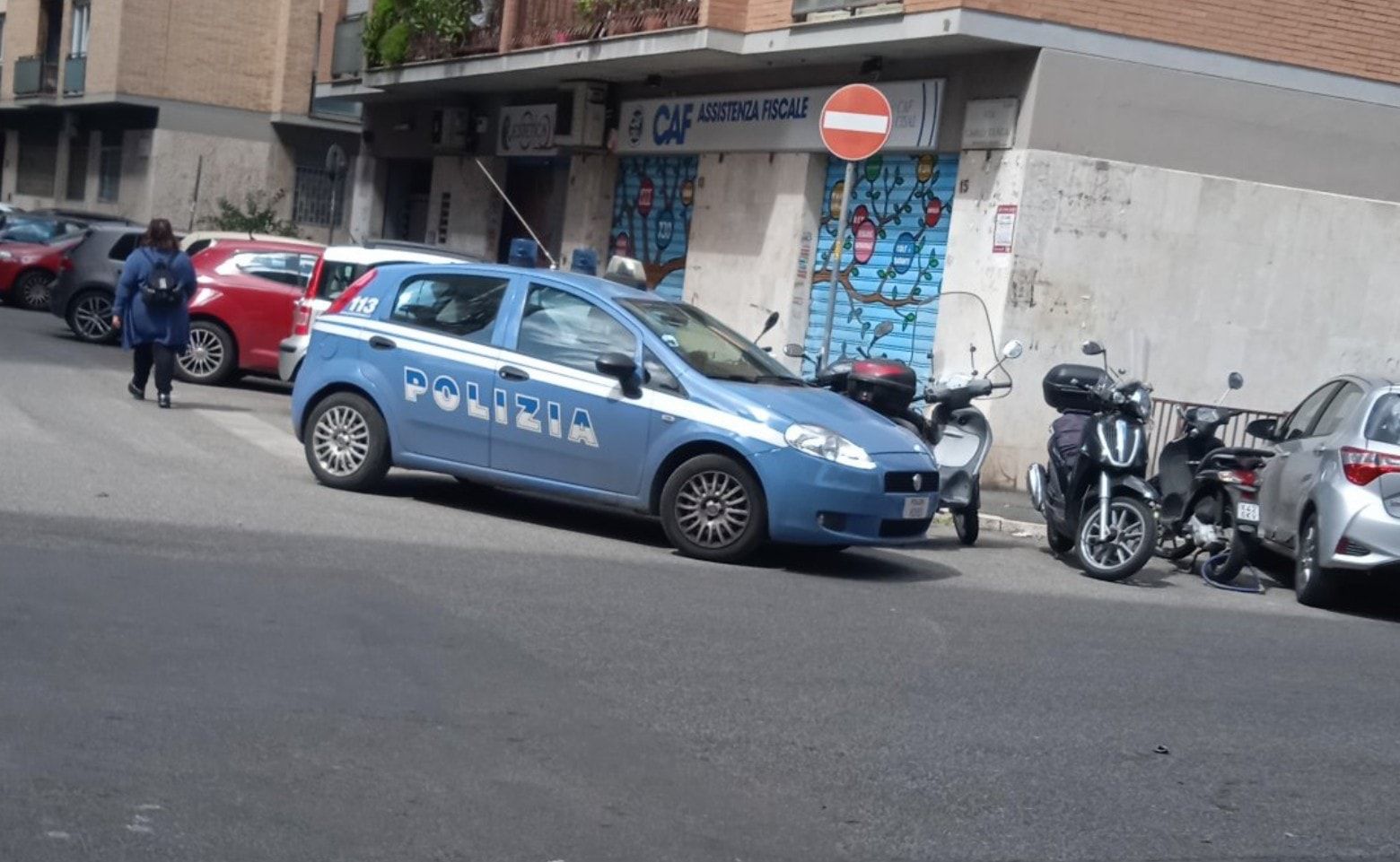 Auto polizia Casal Bruciato - donna massacrata di botte da finti tecnici italgas