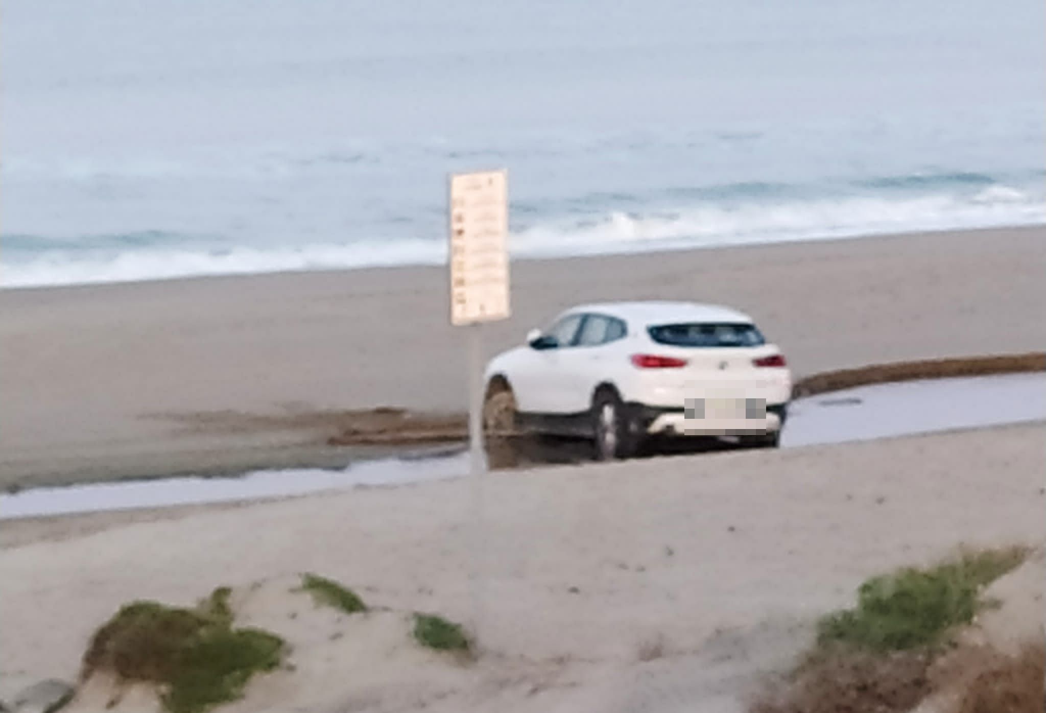 Auto finita in spiaggia a Torvaianica