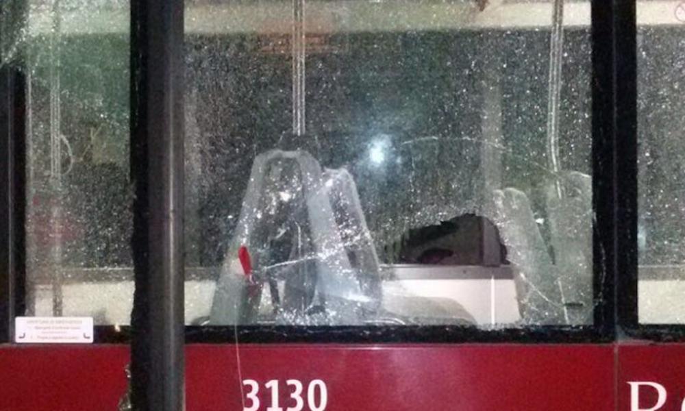 Follia sulla Pontina: aggrediscono un uomo e distruggono i vetri del bus, caccia a 5 ragazzi