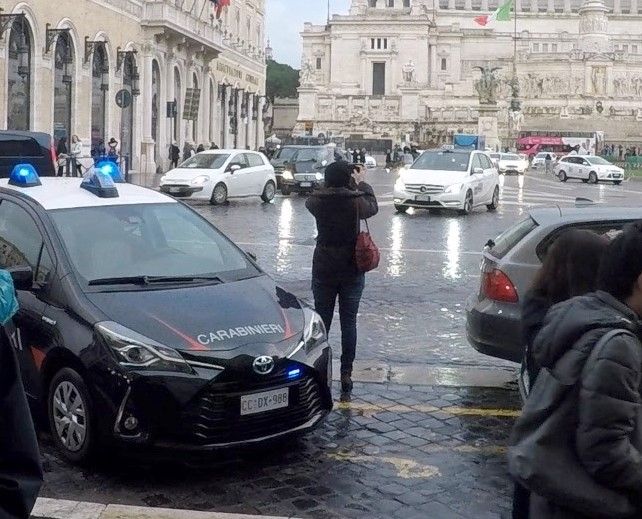 Roma, controlli dei carabinieri che hanno condotto all'arresto di diverse persone per furto aggravato