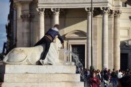 Bambino sale sulla fontana di Piazza del Popolo a Roma