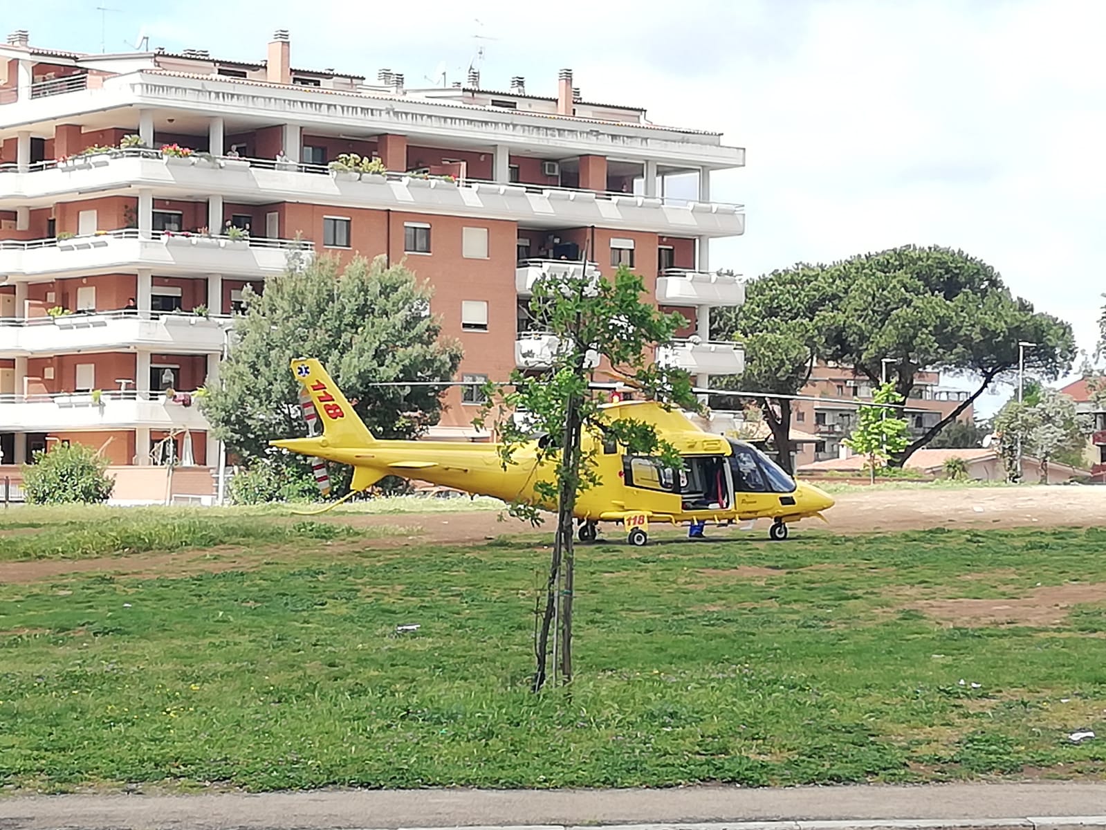 Eliambulanza a Pomezia soccorre ragazzo che si è buttato di sotto