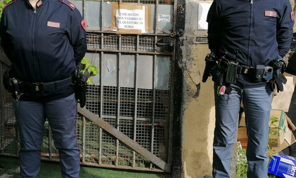 Agenti di polizia per la chiusura di un locale a Testaccio