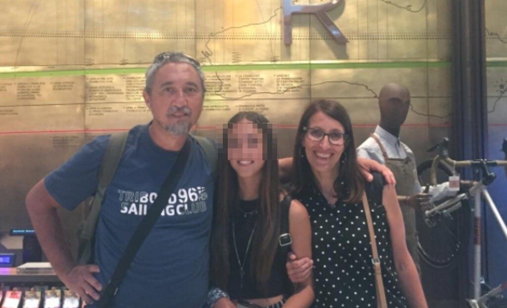 Fabrizio Angeloni in foto con la moglie e la figlia che ha accoltellato a Ladispoli