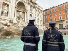 Fontana di Trevi due uomini olandesi cercano di buttarsi nella Fontana