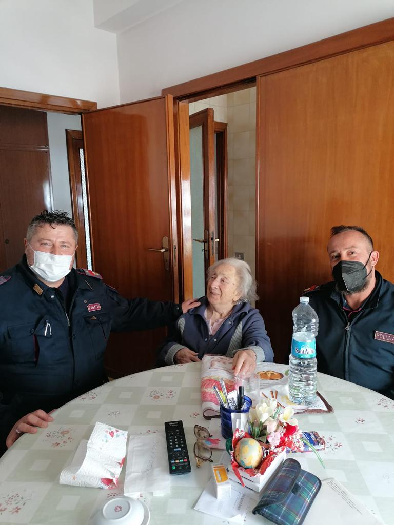 I poliziotti aiutano una donna anziana .jpeg