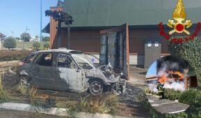 Incendio auto davanti al Mc Donalds a Ladispoli