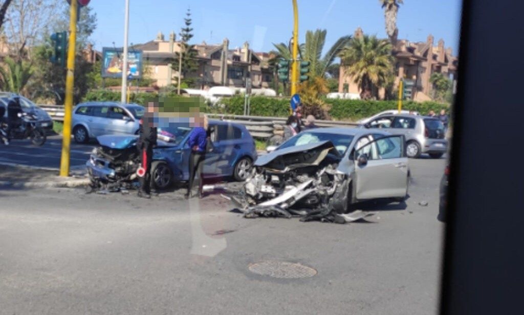 L'incidente di stamattina sulla Colombo tra due auto