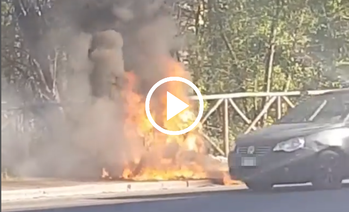 Motorino a fuoco a Ponte Milvio a Roma