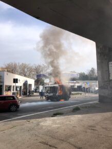 incendio mezzo AMA via Prenestina a Roma