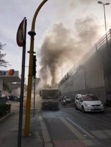 incendio mezzo AMA via Prenestina a Roma