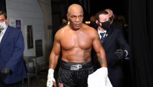 Mike Tyson prende a pugni un passeggero