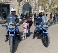 motociclista della polizia di Stato in servizio a Ostia per contrastare la criminalità