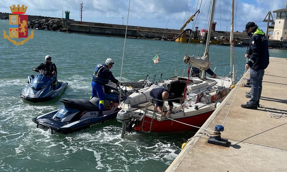 Perdono il controllo della loro barca nelle acque di Ostia