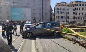 Travolge 5 pedoni durante il parcheggio: ferita anche la moglie