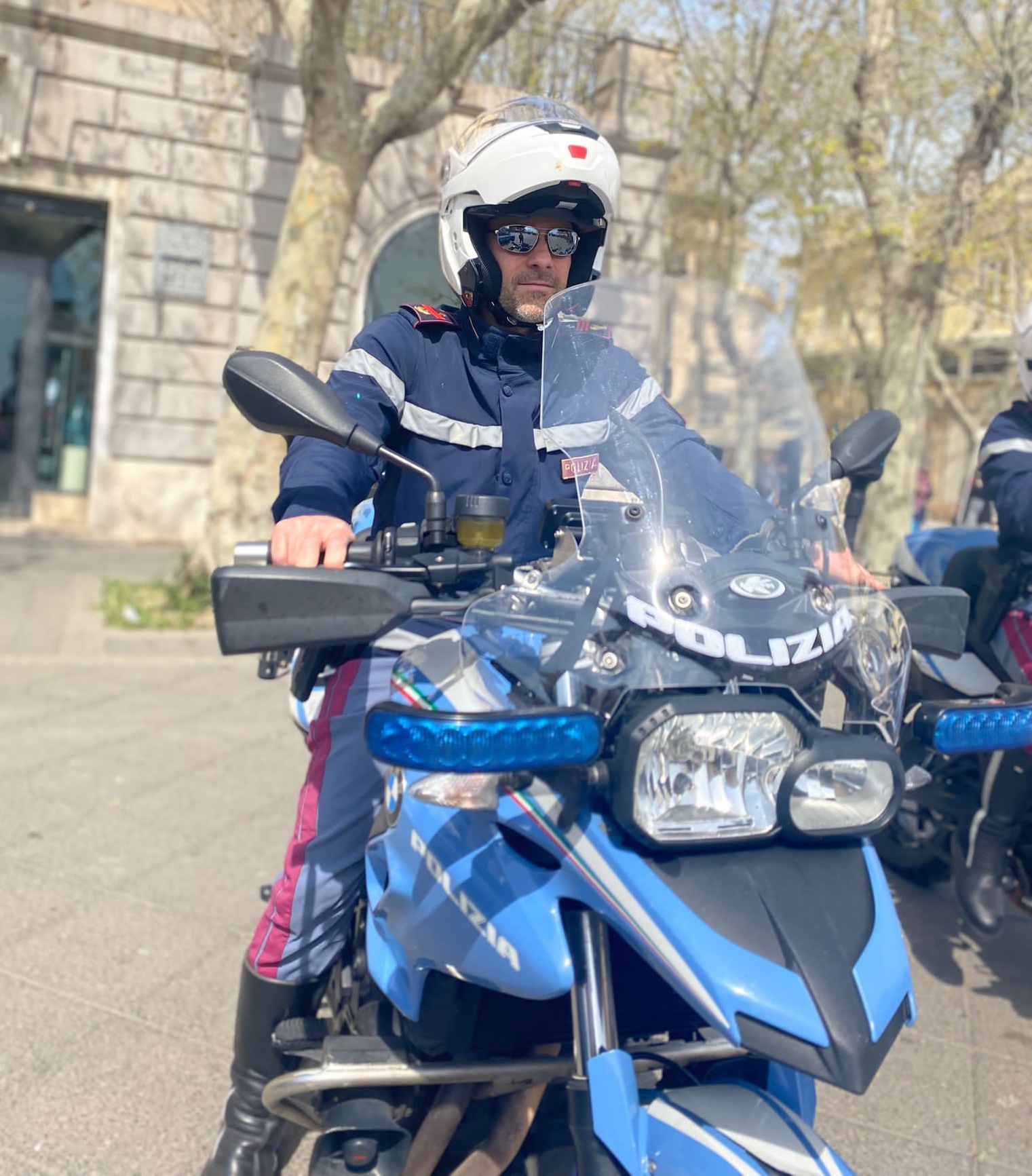 motociclista della polizia di Stato in servizio a Ostia per contrastare la criminalità