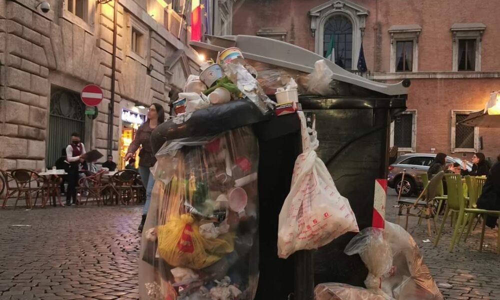 Rifiuti marciapiedi Roma vigilia di Pasqua