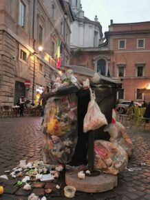 Rifiuti marciapiedi Roma vigilia di Pasqua