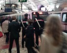 Le stazioni metro di Roma e un treno che passa