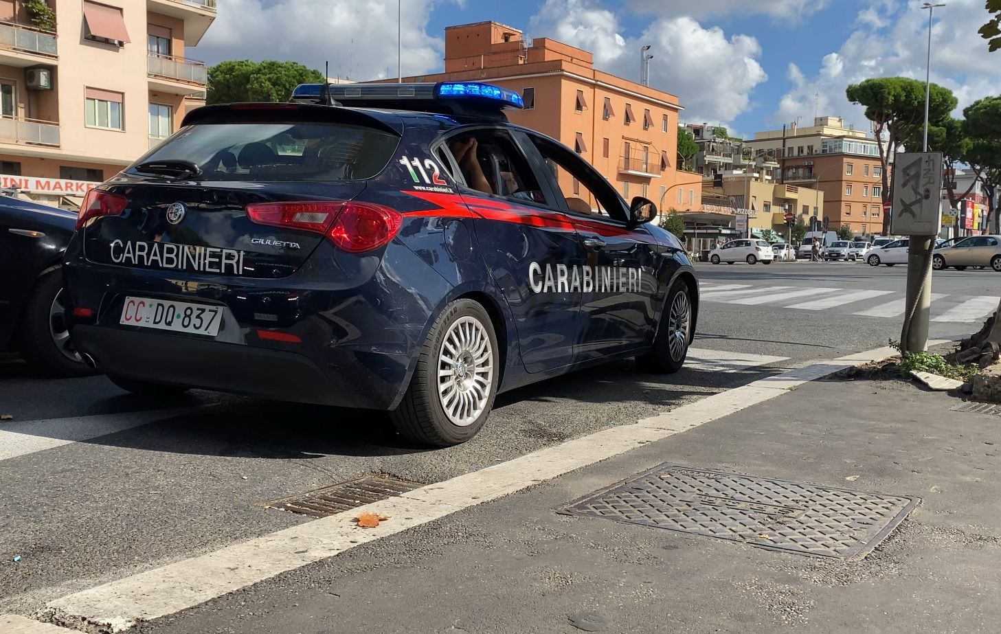 Carabinieri cercano di spostare la nutria dalla strada a Prati