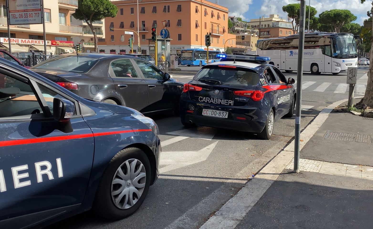 Pattuglia dei Carabinieri intervenuta per una violenta aggressione a Roma