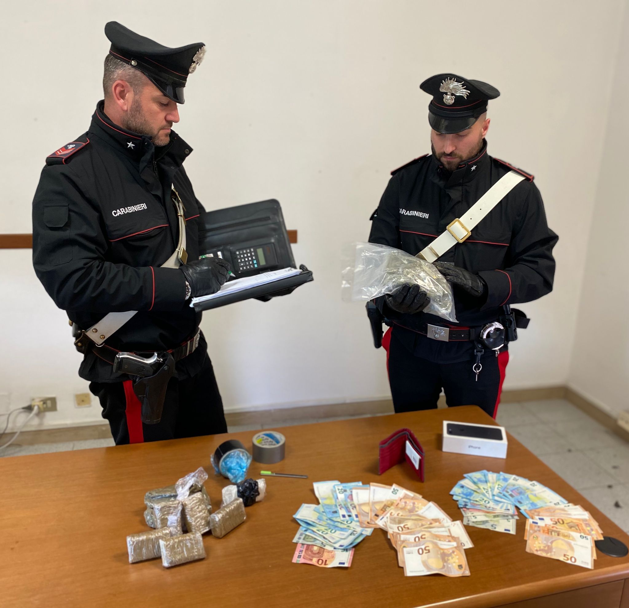 soldi e droga recuperata dai carabinieri di Formia