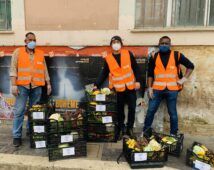 Volontari consegnano cibo all'Esquilino