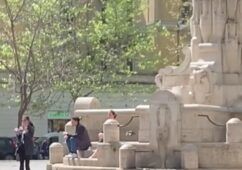 Roma: si spoglia nuda e sfila in piazza